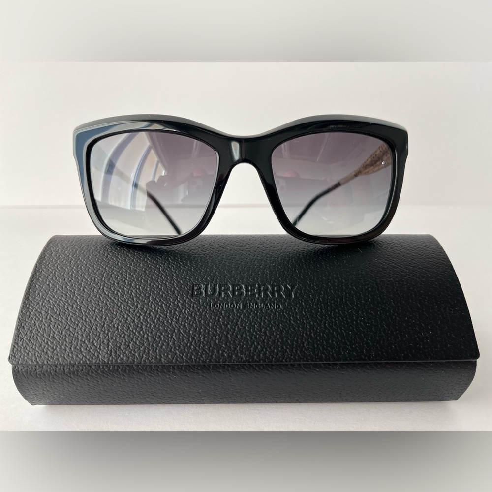 Burberry 4207 Sunglasses Black 30018G New